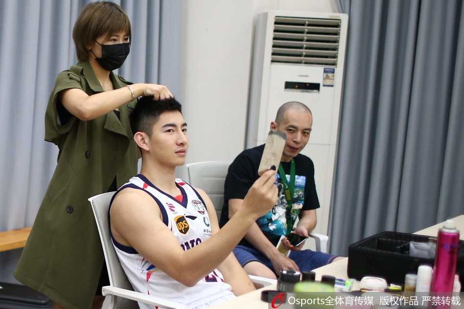 探秘广州龙狮队化妆间 光影定格在传奇起航的2017年秋天 走进广州龙狮队的魔法化妆间,化妆师正为球员做赛前定妆,镜中的身影与桌上的刷具仿佛在诉说一场关于颜值的战役即将在CBA赛场打响。