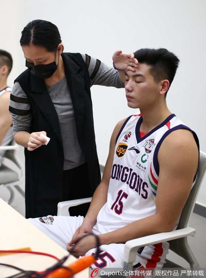 探秘广州龙狮队化妆间 光影定格在传奇起航的2017年秋天 聚光灯下,广州龙狮的球员们并排而立,球衣上的龙纹刺绣在闪光灯下熠熠生辉,这条南国巨龙即将在CBA的赛场上掀起青春风暴。