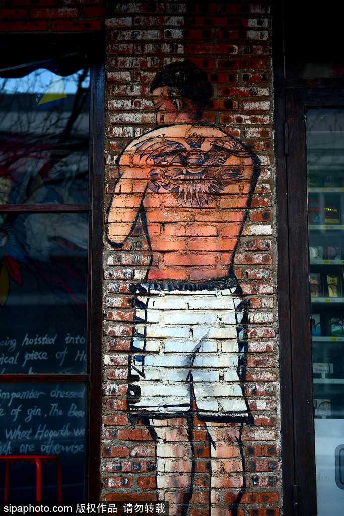 探秘辽篮漫画墙:韩德君板砖在手,杨鸣围脖裹不住的江湖气 杨鸣裹着厚厚的围脖,眼神依旧帅气逼人,但在这幅漫画里,更多了几分在东北寒风中屹立不倒的冷峻与坚毅。