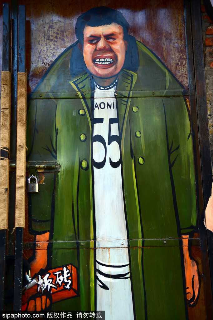 探秘辽篮漫画墙:韩德君板砖在手,杨鸣围脖裹不住的江湖气 漫画中的韩德君细节满满,厚重的军大衣裹着庞大的身躯,手里的板砖仿佛在告诉对手:想上篮?先问过我这块‘砖’答不答应。