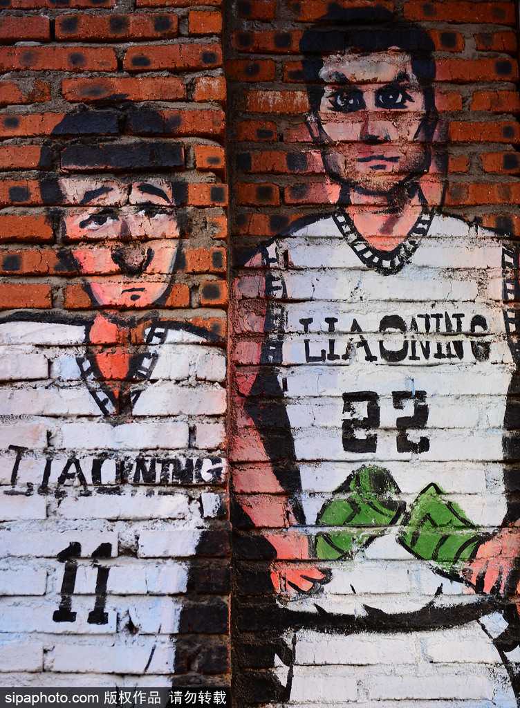 探秘辽篮漫画墙:韩德君板砖在手,杨鸣围脖裹不住的江湖气 贺天举在漫画中转过身去,大秀背部纹身,夸张的艺术手法把他塑造成了球场上最不好惹的‘硬核’角色。