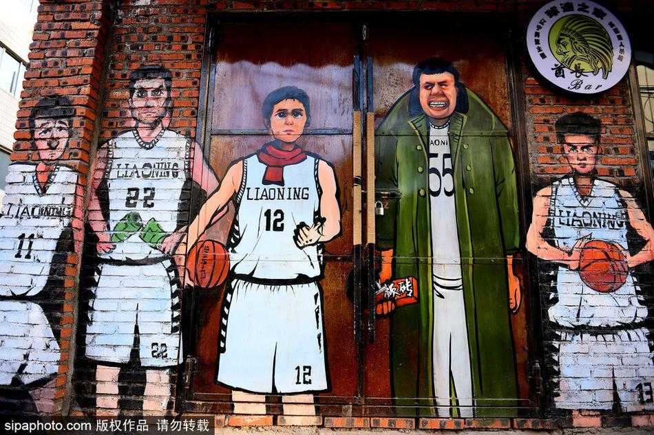 探秘辽篮漫画墙:韩德君板砖在手,杨鸣围脖裹不住的江湖气 整面漫画墙的全景,几位辽篮主力一字排开,仿佛在沈阳的冬日街头组成了一道最坚固、也最亲切的‘篮球防线’。