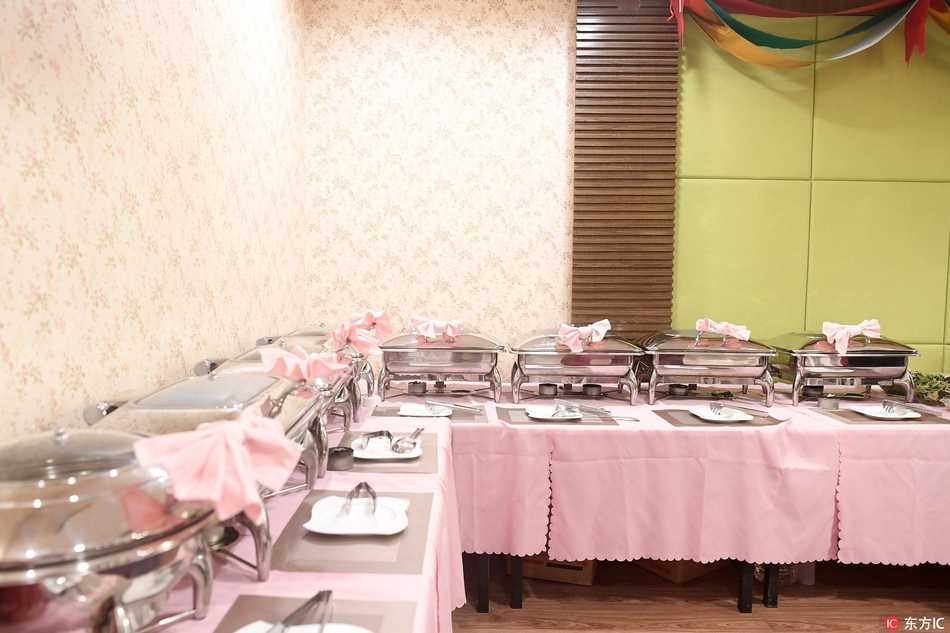 探秘首钢男篮餐厅:舌尖上的CBA冠军滋味 精致的糕点区,各种中西式点心散发着诱人的麦香,为随时需要补充能量的球员们提供了甜蜜又及时的碳水来源。