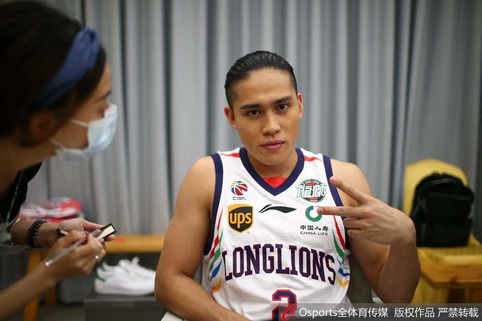 身穿全新战袍的范子铭在镜头前摆出酷酷的姿势，年轻的脸庞上写满了冲劲，这位内线新星期待在新赛季篮下翻江倒海。