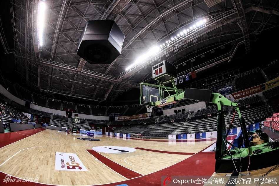 赛前适应场地时，中国球员在进行传接球练习，篮球在地板和球员之间快速传递，团队的默契在安静中凝聚