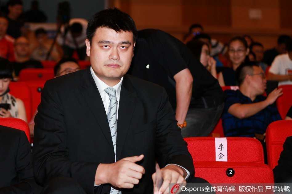 改革巨轮启动:姚明宣布CBA公司独立运营,管办分离开创中国篮球新时代 签字仪式上,白喜林与CBA公司代表郑重落笔,姚明与李金生站在一旁见证,这一刻笔尖划过纸张的声音,仿佛中国篮球历史翻页的回响。