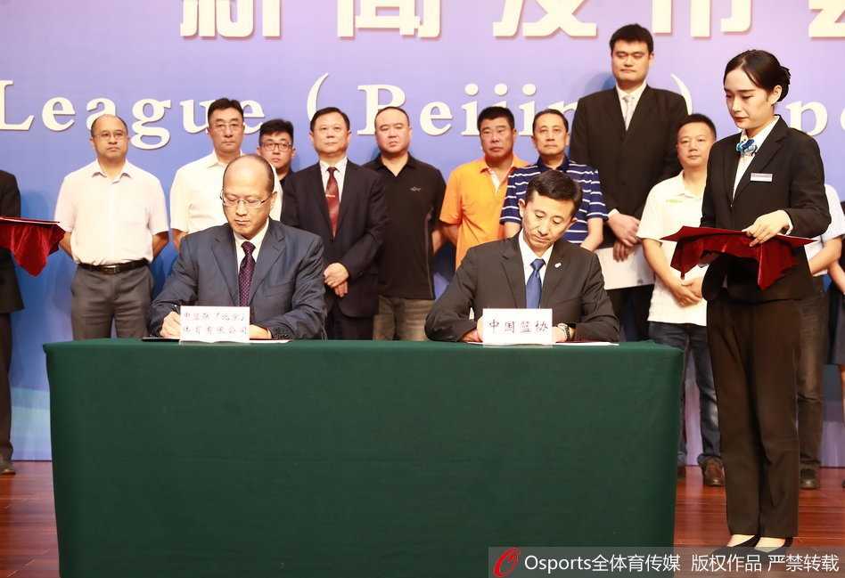 改革巨轮启动:姚明宣布CBA公司独立运营,管办分离开创中国篮球新时代 姚明在台下与其他嘉宾交流时,双手交叉惬意地搭在椅背上,嘴角的笑意难掩他对联赛未来商务开发与品牌价值提升的乐观预期。