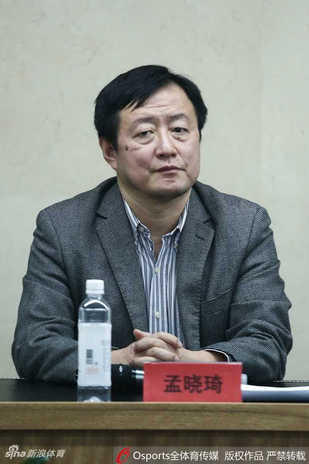 改革深水区的前瞻与担当:聚焦CBA联赛通气会重磅议题 现场一位身穿西装的高层管理人员正在发言,他手势有力,目光坚定,背景墙上的CBA标识格外醒目,象征着联赛在新时代的变革决心。