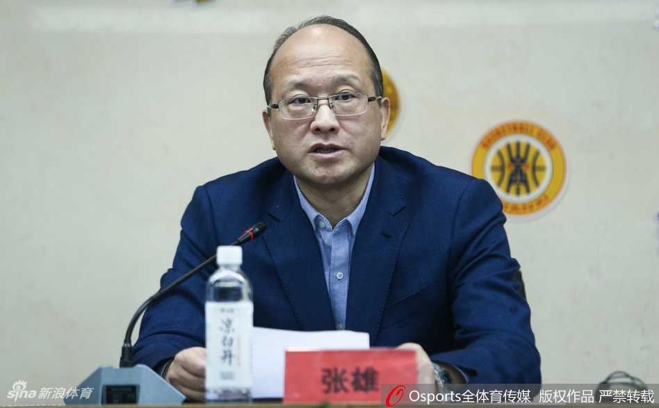 改革深水区的前瞻与担当:聚焦CBA联赛通气会重磅议题 台下媒体记者们正襟危坐,有的低头快速记录,有的举起相机对准主席台,会场气氛严肃而热烈,展现了对联赛改革动向的高度关注。