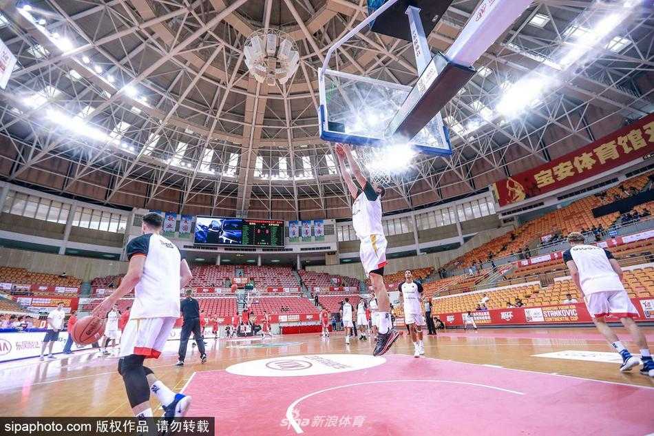 斯坦科维奇杯深圳打响德国青年军全力备战 赛场上德国队员持球突破,面对克罗地亚防守球员的贴身紧逼,他的眼神中透露出坚决与无畏