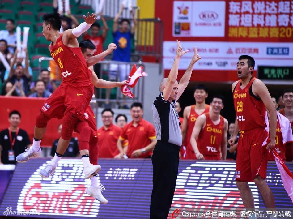 斯杯经典战:赵睿带病上演绝杀,王哲林内线暴扣统治禁区 赵睿命中关键球后握拳怒吼,与冲上来的赵继伟激情撞胸庆祝,这一刻属于中国男篮的后场双枪