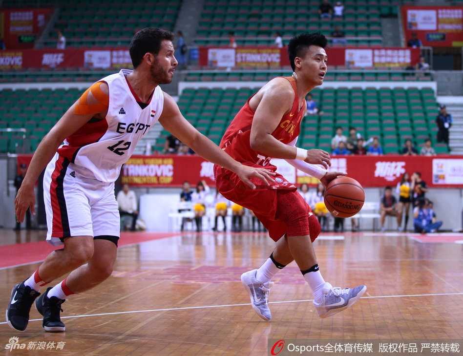 斯杯经典战:赵睿带病上演绝杀,王哲林内线暴扣统治禁区 赵继伟面对防守球员突然启动加速,用节奏变化撕开埃及队防线,果断起跳完成一次高难度的突破上篮