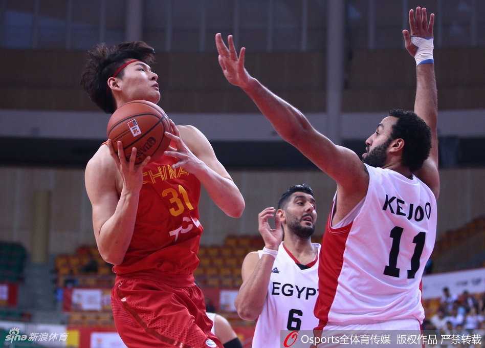 斯杯经典战:赵睿带病上演绝杀,王哲林内线暴扣统治禁区 阿不都沙拉木在低位强硬要球,用身体死死卡住身后的防守人,手臂高高扬起,为队友创造传球机会