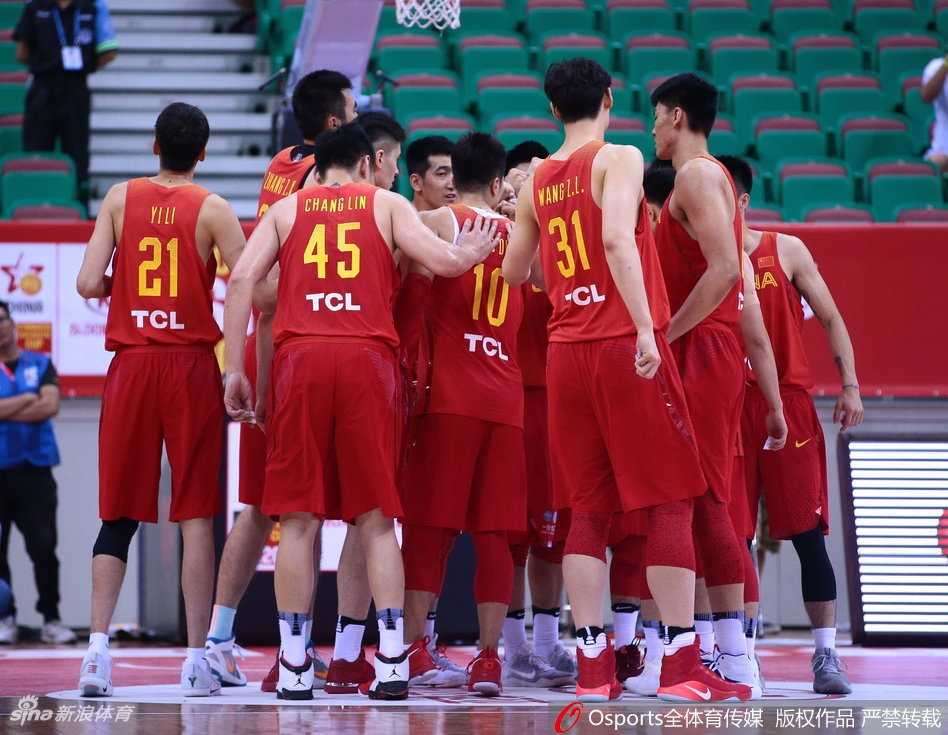 斯杯经典战:赵睿带病上演绝杀,王哲林内线暴扣统治禁区 王哲林在埃及多名防守球员的围堵下,利用强壮的身体卡住位置,强硬地将球补进篮筐,展现内线统治力