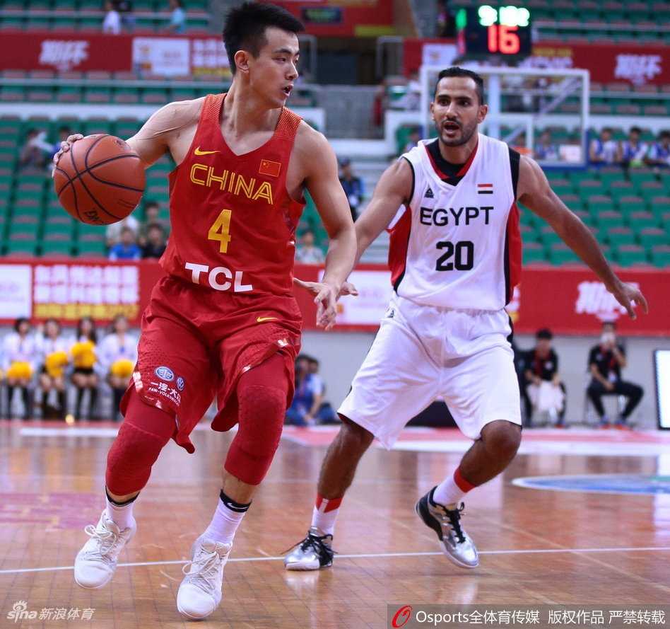 斯杯经典战:赵睿带病上演绝杀,王哲林内线暴扣统治禁区 王哲林高高跃起,以一记势大力沉的单手劈扣终结进攻,埃及队防守球员只能望球兴叹,见证这次暴力美学