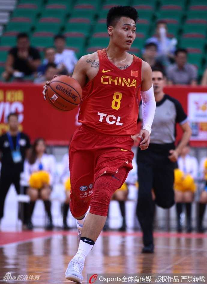 斯杯经典战:赵睿带病上演绝杀,王哲林内线暴扣统治禁区 易立底角三分果断出手,篮球在空中划过一道完美的弧线,全场目光聚焦于飞向篮筐的这颗关键球