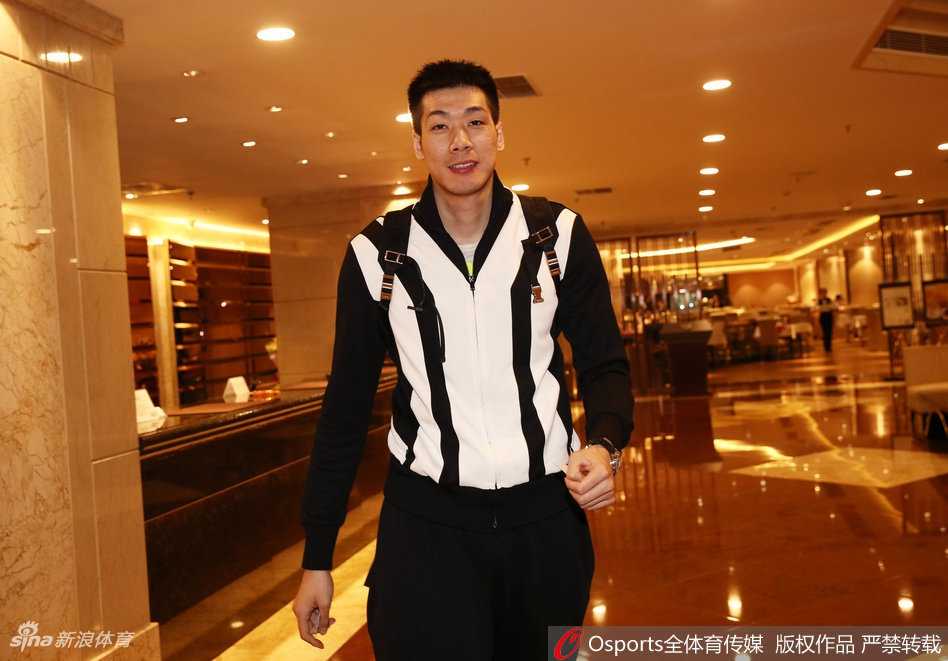 训练馆里，“大魔王”胡金秋正在进行拉伸训练，年轻的身影透着一股初生牛犊不怕虎的锐气，期待在国际赛场证明自己。