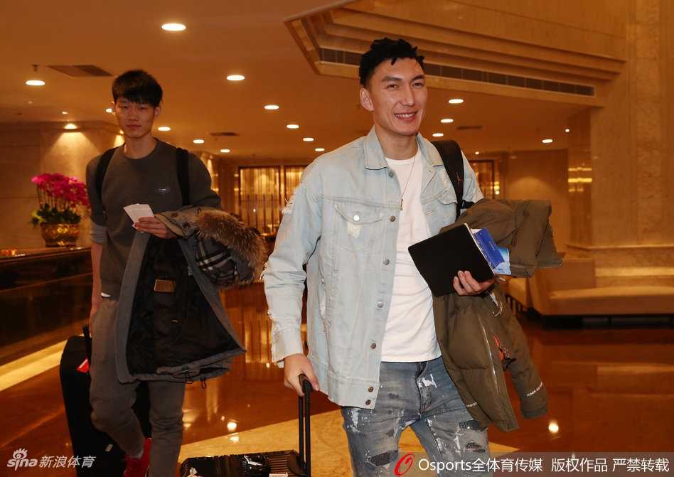 郭艾伦在体能教练的指导下进行核心力量训练，汗珠顺着脸颊滑落，这位球队的大脑正在为梳理进攻做最后的准备。