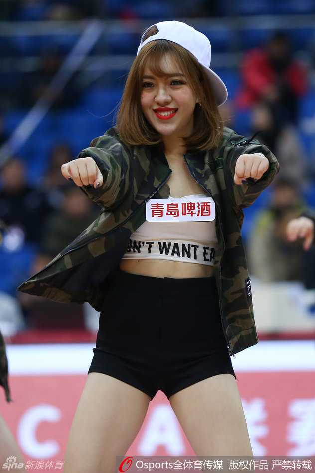 表演尾声，宝贝们摆出结束造型，身后的球迷看台虚化成斑斓的光点，共同构成了一幅生动的赛场庆祝画面。