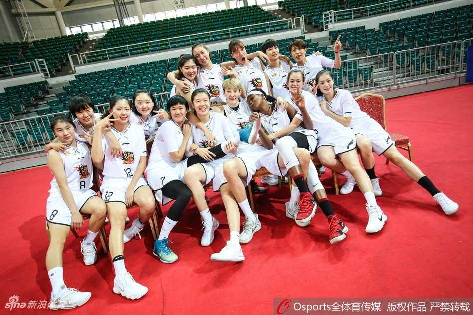 武桐桐手持篮球，神情专注而自信。作为国内球员中的佼佼者，她在新赛季的表现备受期待，扎实的基本功和灵动的赛场嗅觉是她撕开对手防线的利器。