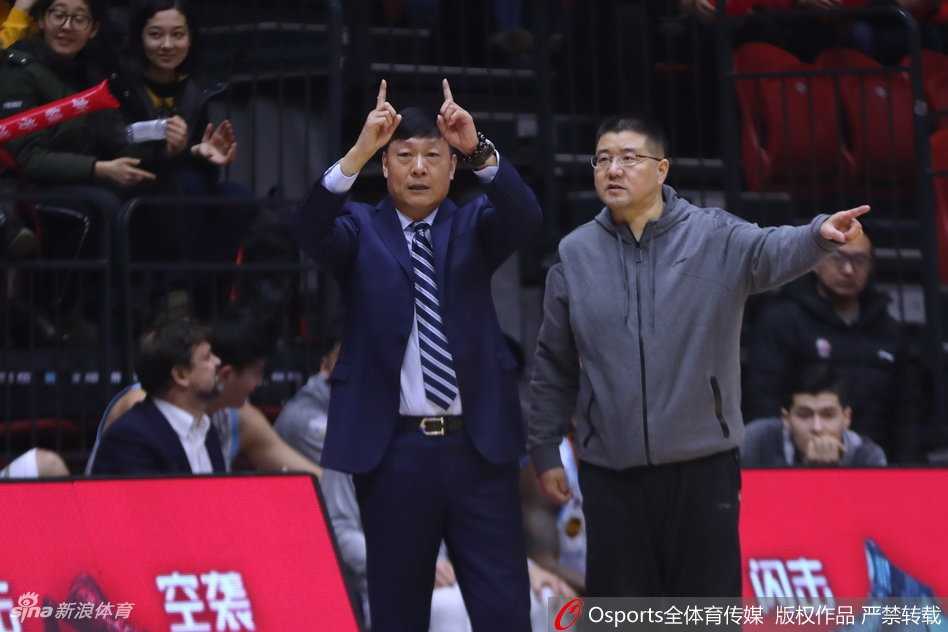 浙江队核心吴前在暂停时神情落寞，双手叉腰，大口喘着粗气，额头上豆大的汗珠清晰可见，眼神中充满了不甘与失落。