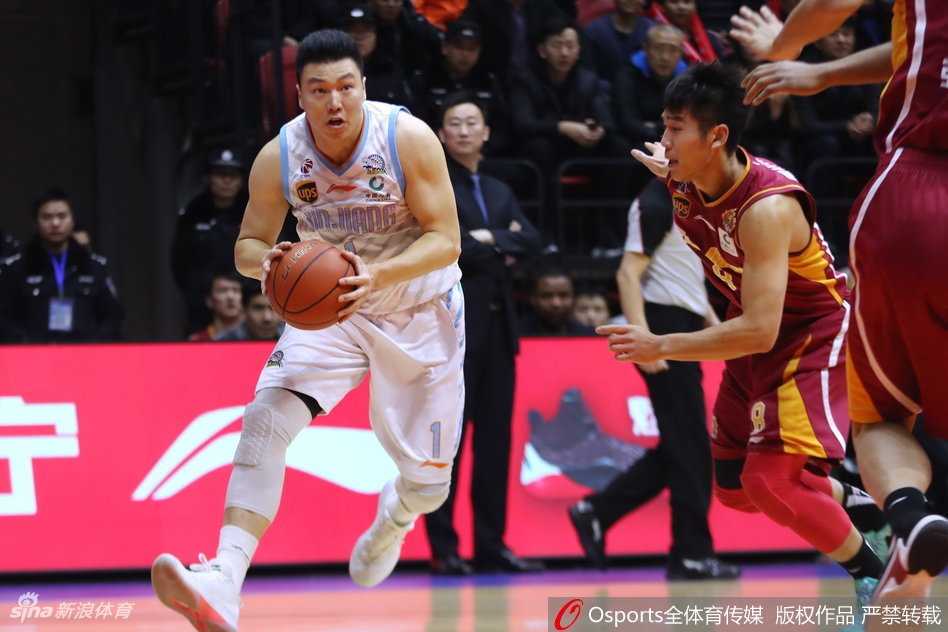 新疆队球员亚当斯和利马在比赛结束后紧紧相拥，脸上洋溢着胜利的喜悦，身后的记分牌定格在126-94，记录着这场大胜。