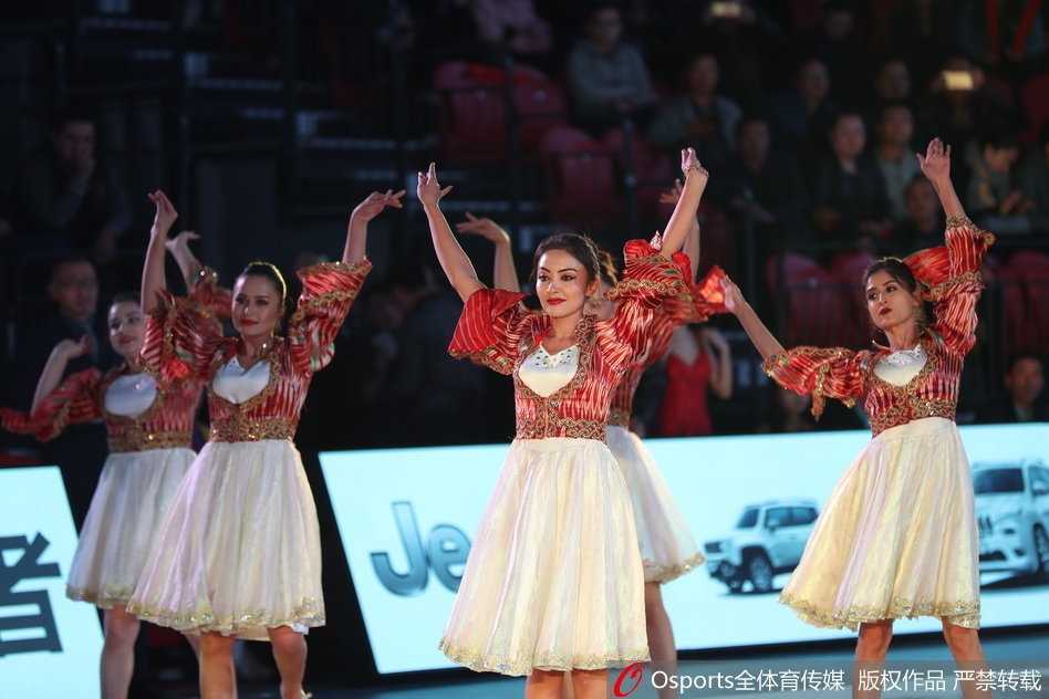 天山脚下，雪花纷飞，几位身着比基尼的新疆姑娘手持滑雪板，不畏严寒，在雪地上绽放出灿烂的笑容，展现着活力与健康之美。