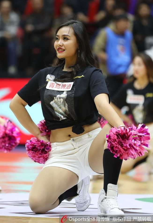 比赛间隙，这位西域美女与身旁的朋友交谈，笑靥如花，立体的五官在笑容中显得更加生动，透出一种自信而洒脱的气质。