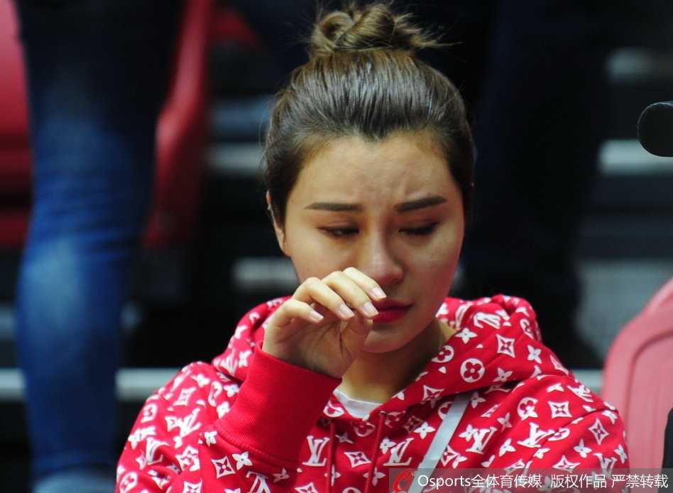 李根在三分线外果断出手，篮球在空中划过一道完美的弧线，这是他为球队续命的关键一球