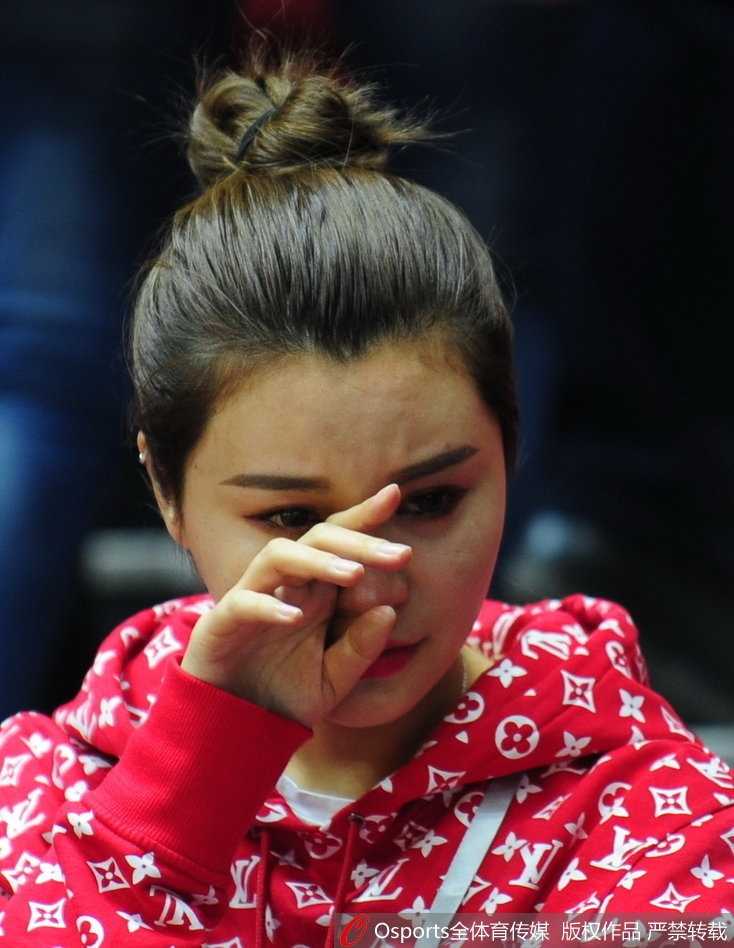 终场哨响的那一刻，李根难掩失落，他弯腰扶膝不愿起身，球衣已被汗水浸透