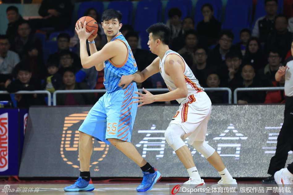 布拉奇篮下强打得手，八一队员望球兴叹，内线优势一览无余