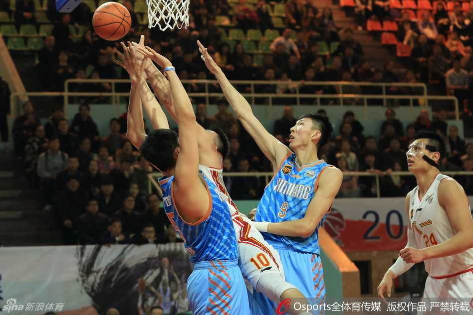 许钟豪奋力卡位抢板，肌肉紧绷全力争抢，王子瑞在一旁观望等待反击机会