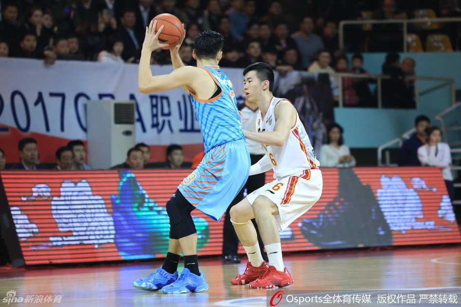 周琦回防篮下长臂伸展，犹如天降神兵准备封盖，八一队员上篮路线完全被封死