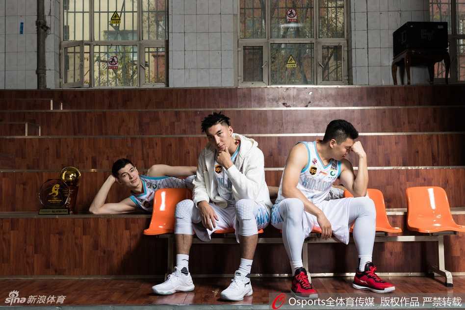 新疆广汇飞鲨破浪前行 新赛季全家福彰显卫冕雄心 可兰白克目光如炬,握拳怒吼,领袖气质在镁光灯下尽显无遗,身后队友虚化的身影仿佛是他最坚实的后盾。