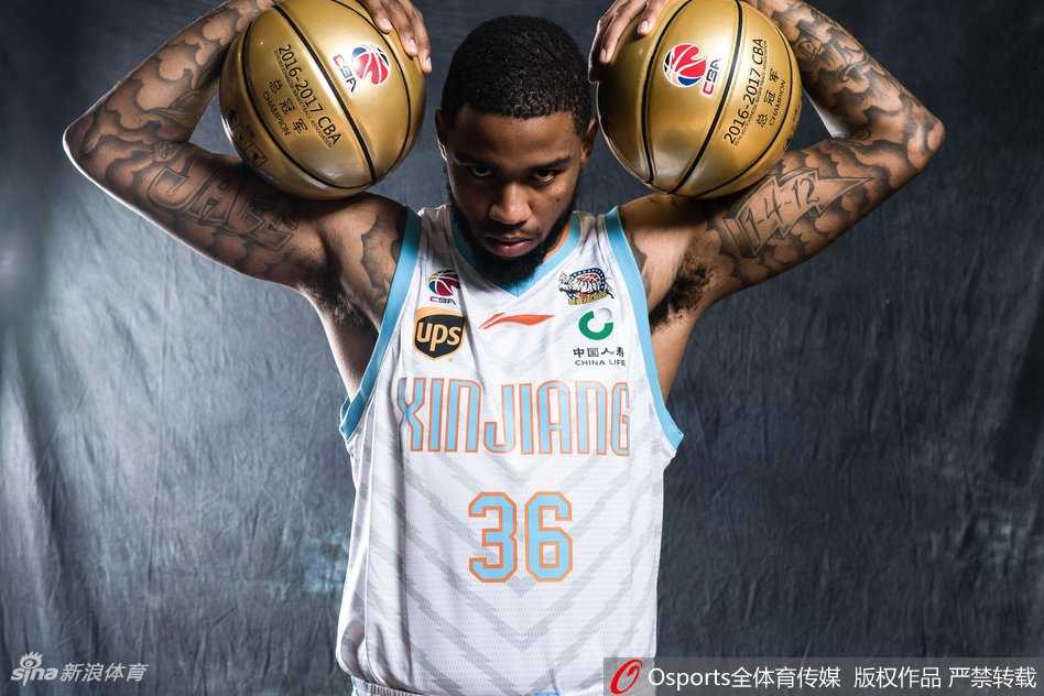 新疆广汇飞鲨破浪前行 新赛季全家福彰显卫冕雄心 阿不都沙拉木嘴角微扬,眼神清澈而坚定,少年老成的模样透露出新赛季他将要在内线翻江倒海的决心。