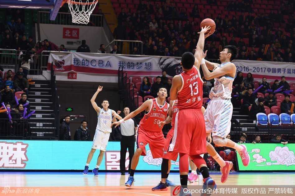 新疆男篮巅峰之路:飞虎精神与总冠军的荣耀时刻 周琦面对防守球员,舒展长臂轻盈抛投,柔和的手感与身高优势展露无遗