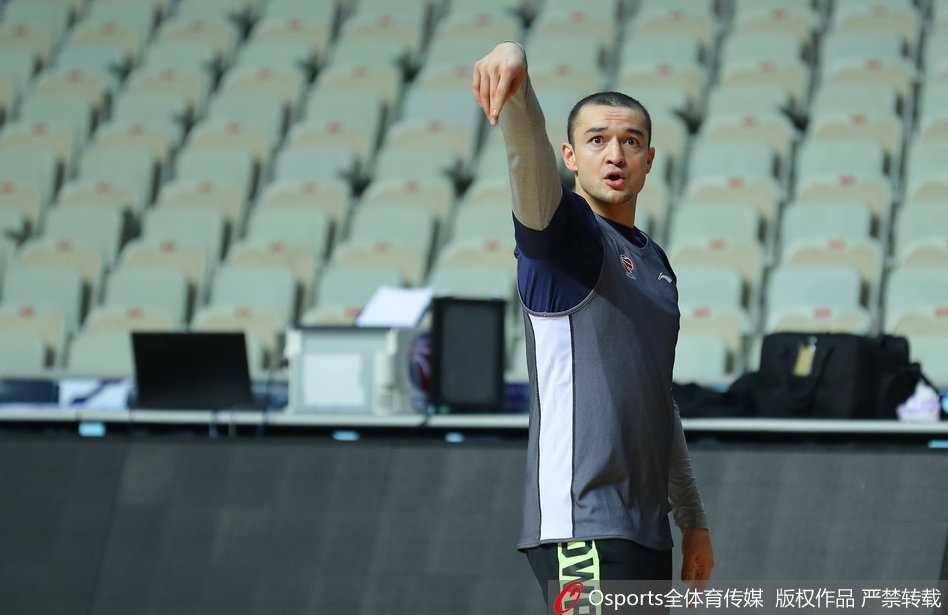 西热力江在训练中眼神专注，接球后迅速调整步伐，手臂舒展稳稳将球送出，篮球在空中划出一道美丽的彩虹弧线直坠网心。