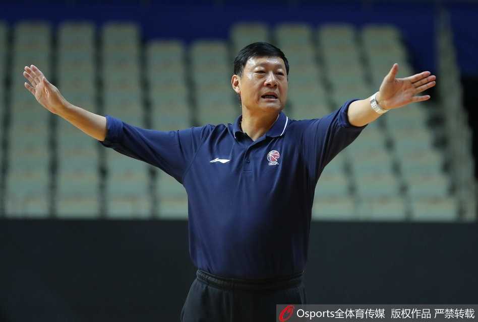 只见西热力江犹如一头敏捷的猎豹，突然启动摆脱防守人，接球后立即高高跃起，在对手封盖到来之前果断出手，压腕动作完美无瑕。