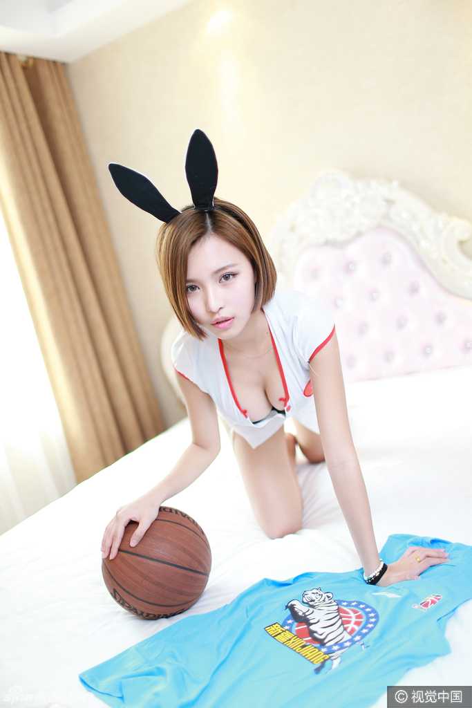 新疆男篮背后的靓丽风景线 啦啦宝贝演绎活力与激情 篮球宝贝身穿别致制服,在镜头前展现优美身姿,用行动诠释着对新疆男篮的力挺。