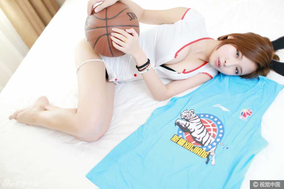 新疆男篮背后的靓丽风景线 啦啦宝贝演绎活力与激情 镜头下的篮球宝贝眼神坚定,白皙的肌肤与动感的装扮相得益彰,展现出新疆女孩的阳光自信。