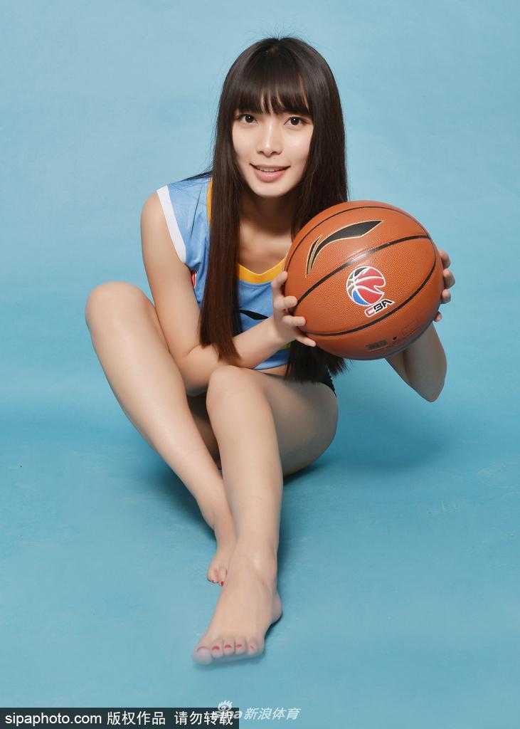 新疆篮球宝贝全新写真绽放青春活力,长腿亭立助力飞虎新赛季 特写镜头下,宝贝五官精致立体,微微一笑露出贝齿,天鹅颈与迷人锁骨尽显高雅气质,长发自然垂落增添柔美。