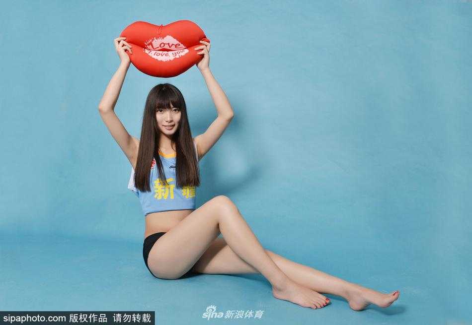 新疆篮球宝贝全新写真绽放青春活力,长腿亭立助力飞虎新赛季 宝贝轻抚秀发,眼神温柔地望向远方,紧身运动装完美勾勒出修长身形,白嫩肌肤在自然光下泛着健康光泽。