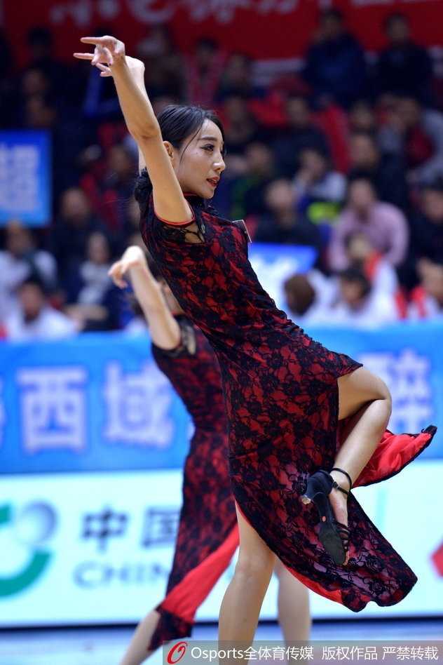 镜头拉近，这位篮球宝贝的笑容格外甜美，她眼神中闪烁着自信的光芒，手中的花球仿佛也随着她的好心情轻轻摇曳，展现着新疆女孩特有的阳光与美丽。