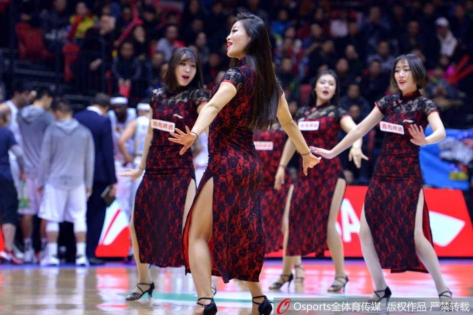 这位手持金色花球的宝贝在聚光灯下格外夺目，她身姿挺拔，每一个动作都充满张力与韵律感，仿佛在用舞蹈语言诉说着对篮球最纯粹的热爱。