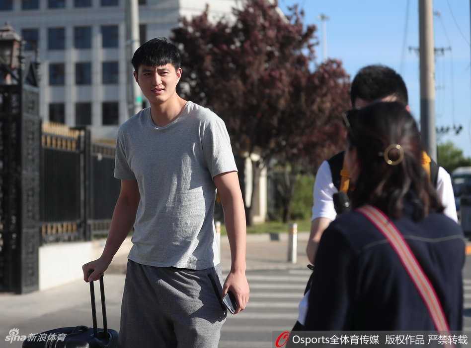 新疆队长与八一新星齐聚京城,中国男篮红队开启崭新篇章 俞长栋抵达体育总局训练中心,这位新疆内线悍将神情放松,他将用自己的硬度为国家队内线筑起坚固屏障