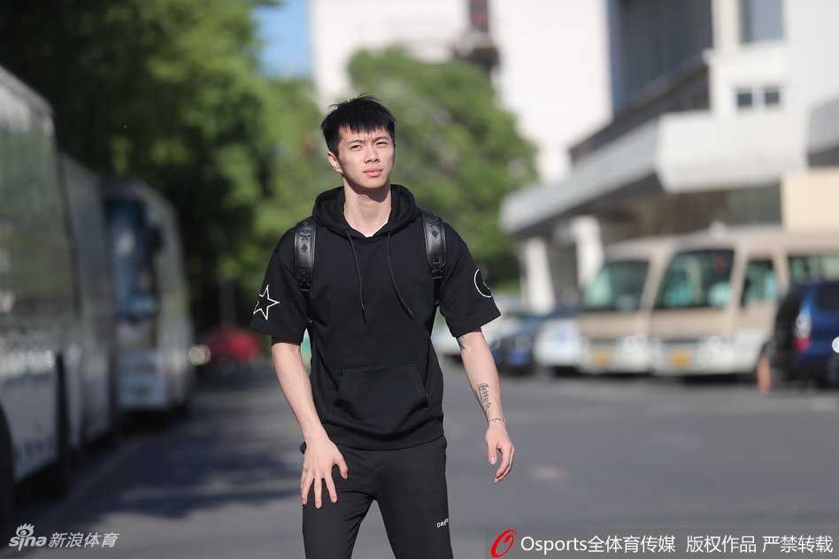 新疆队长与八一新星齐聚京城,中国男篮红队开启崭新篇章 雷蒙神情严肃抵达报到地点,这位八一队的锋线射手心中憋着一股劲,誓要在激烈的国家队竞争中证明自己