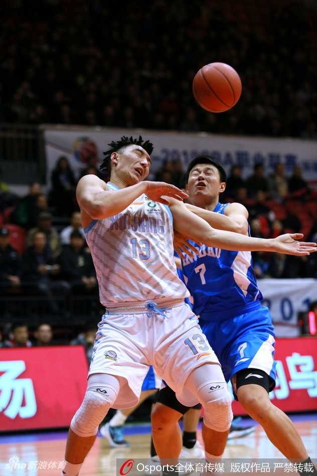 亚当斯如雨燕般灵巧地穿梭于青岛队防线之间，指尖轻拨，皮球应声入网，只留下对手无奈的身影。