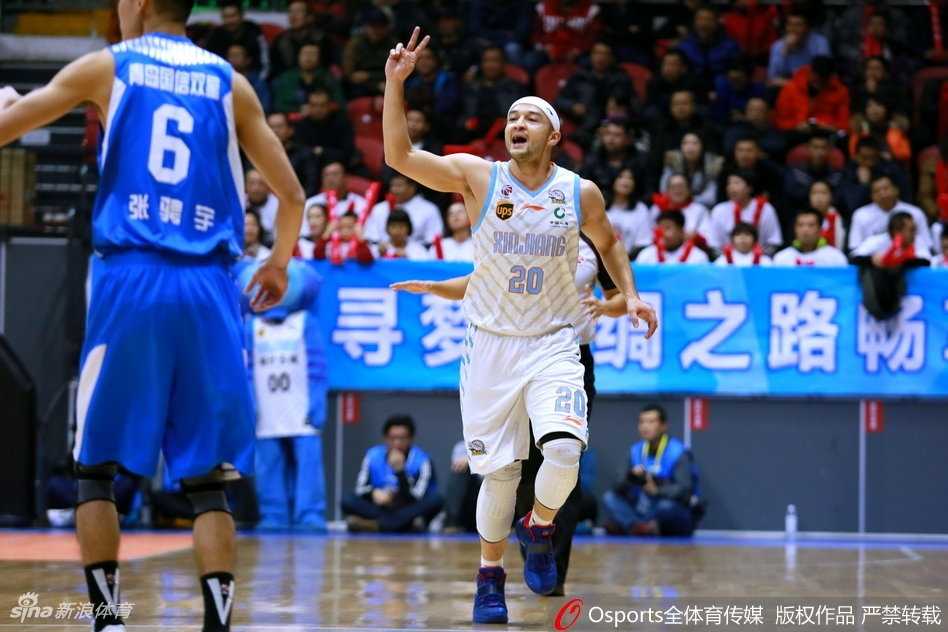 赛场上球员们为了球权拼作一团，汗水与激情碰撞，这是CBA联赛里最真实的肉搏战场。