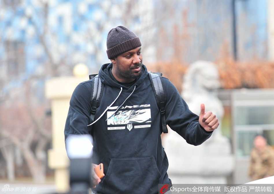 队长可兰白克迈着沉稳的步伐走出训练馆，眉宇间凝聚着队长的责任感，他身后是朝夕相处的队友，眼前是需要他继续守护的冠军荣耀。