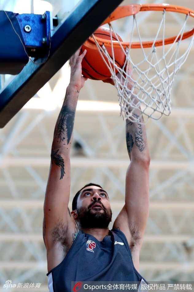 新疆男篮新外援利马首次亮相训练场，他身穿白色训练服与俱乐部工作人员亲切合影，面对镜头露出了略带羞涩的笑容，眼神中充满了对CBA新挑战的期待。